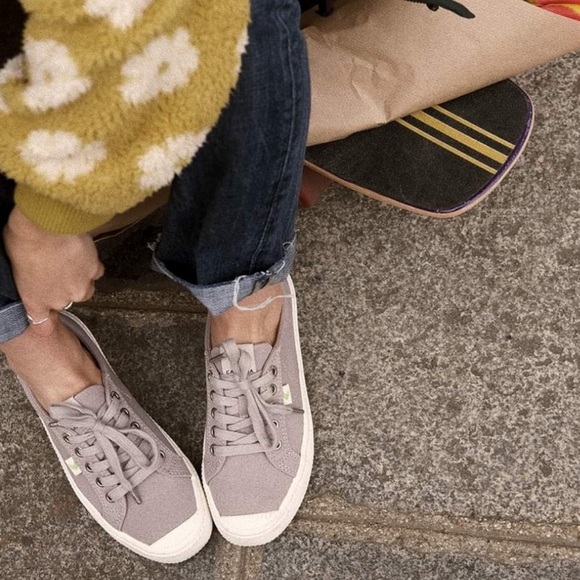 Cariuma OCA Low in Mystic Grey Canvas Sneakers Sz 8 Preppy Streetwear - Picture 2 of 15